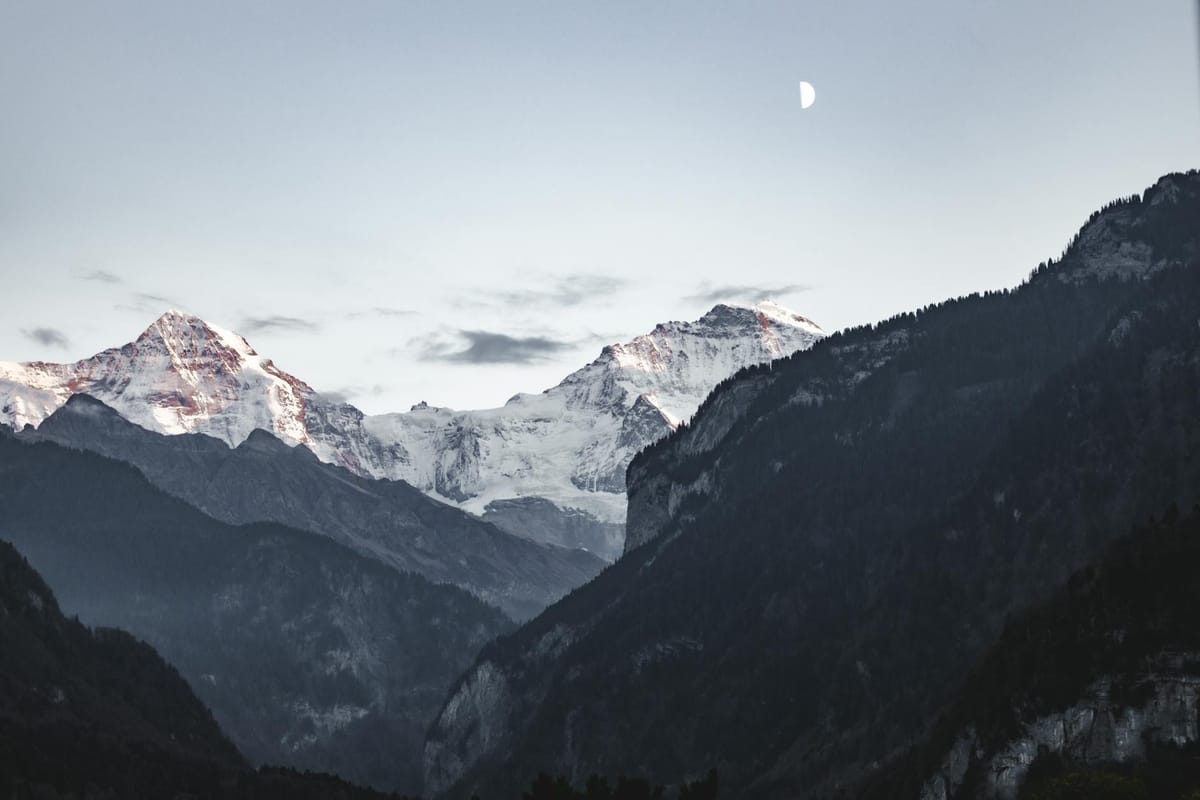 Moon in Capricorn: Discipline, Ambition, and Emotional Reserve